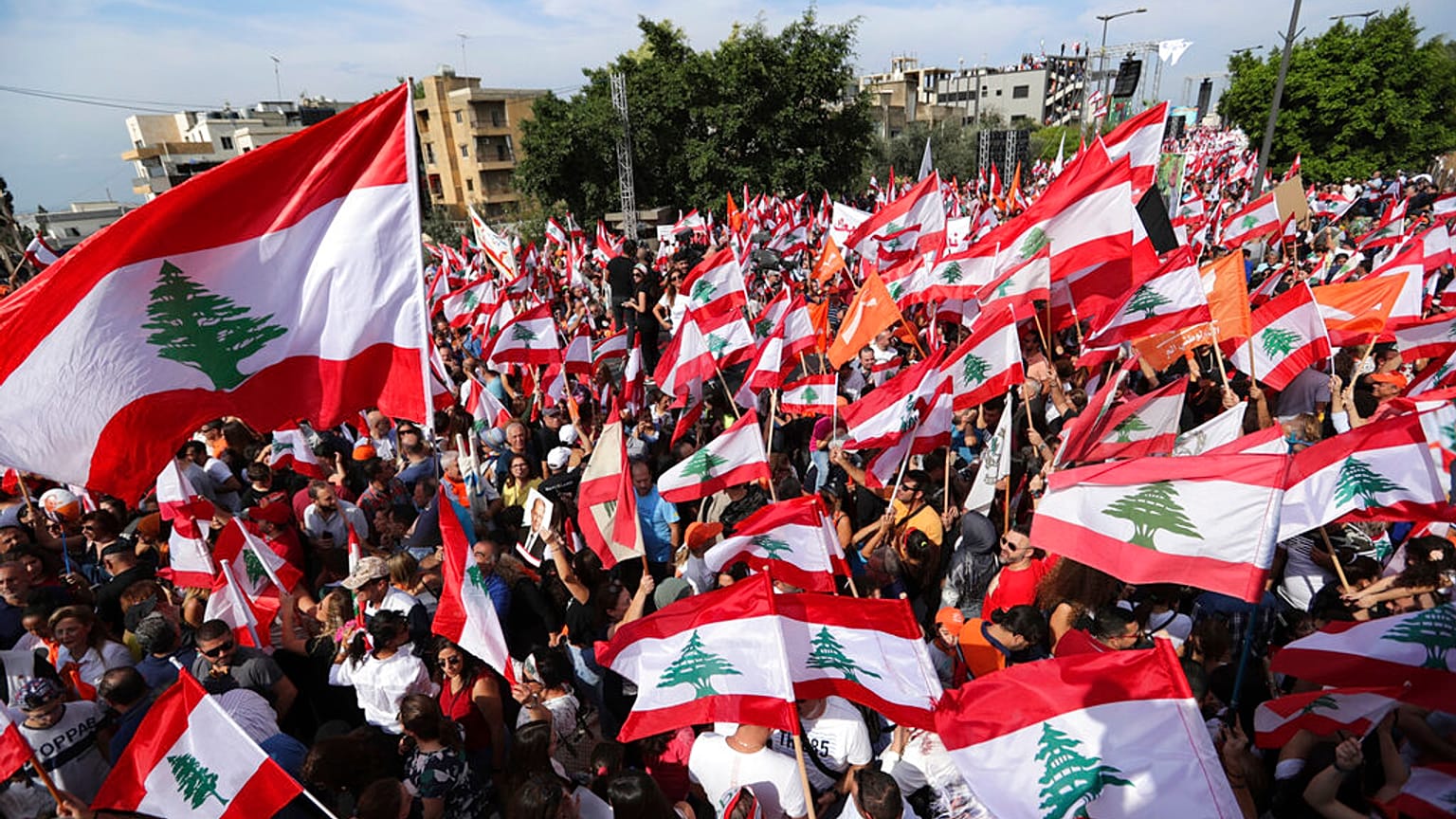 أنصار الرئيس اللبناني ميشال عون يرفعون أعلام حزب التيار الوطني الحر والأعلام اللبنانية خلال مظاهرة بالقرب من القصر الرئاسي في ضاحية بعبدا، لبنان، الأحد 3 نوفمبر 2019.