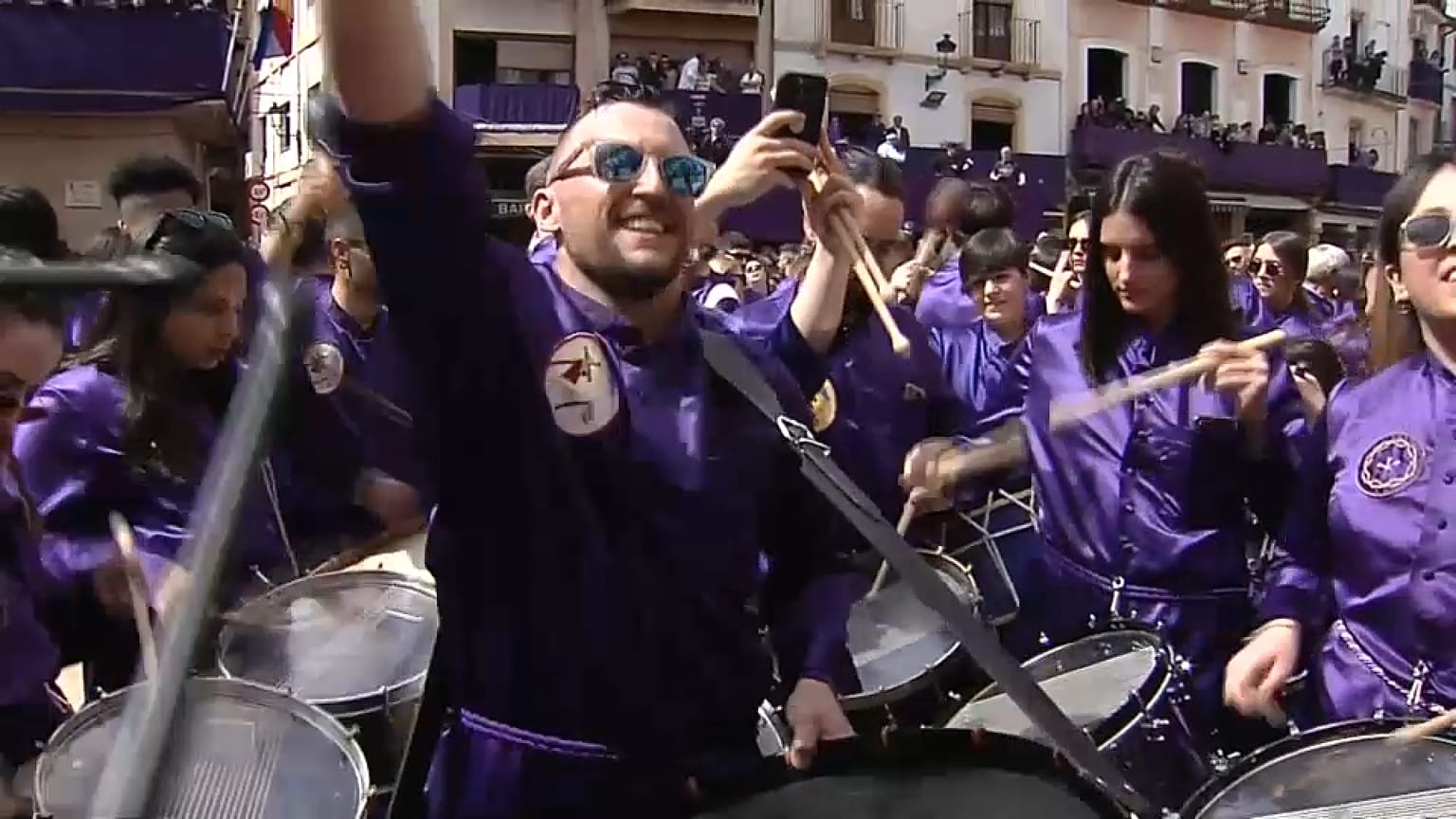 Vecinos de Calanda durante la Rompida de la Hora