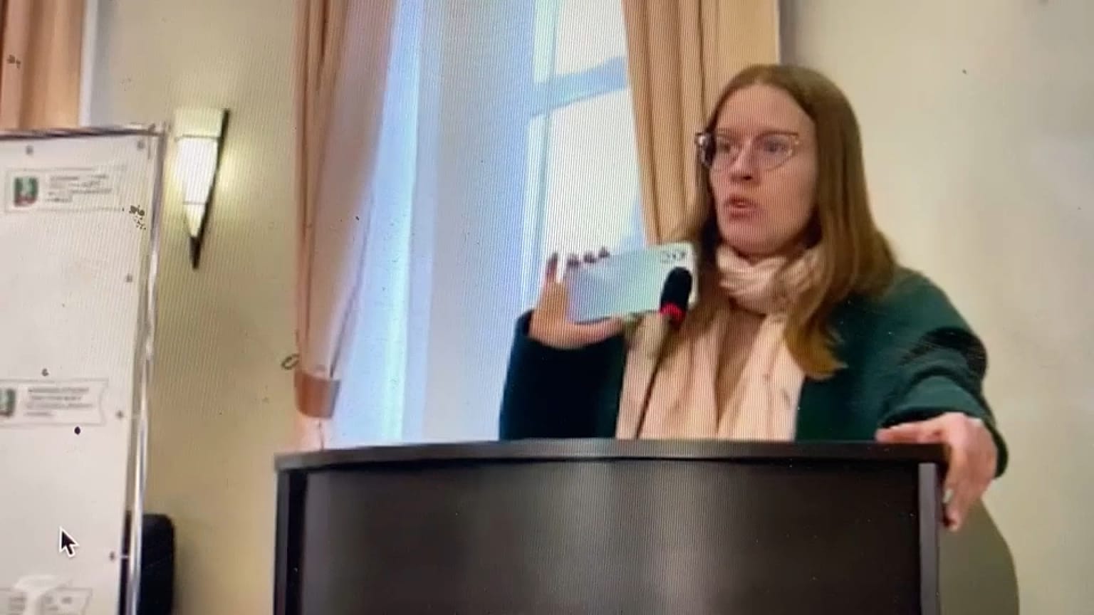 Fotograma de un video de Youtube donde Nina Belyaeva hablando en el Consejo, el 22 de marzo de 2022