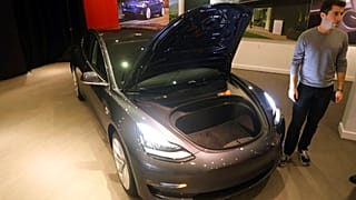 Tesla'da Model 3'ün ön kaputu
