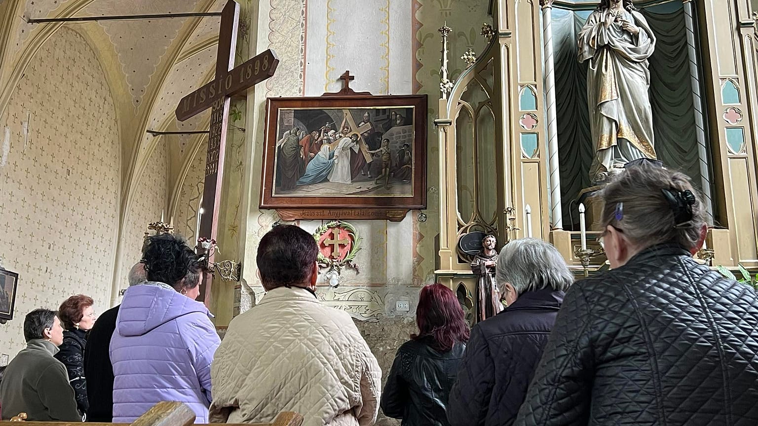 Keresztút a beregszászi katolikus templomban