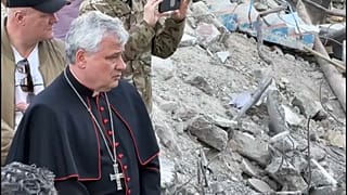 El cardenal Konrad Krajewski en Borodianka, Ucrania