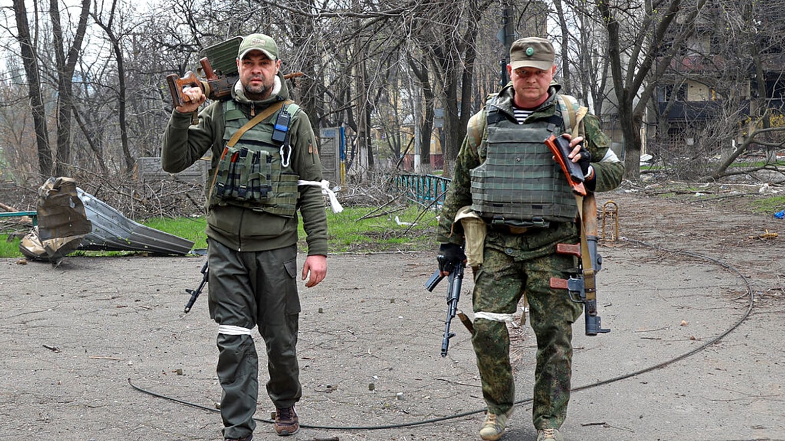 Due separatisti filo-russi della autoproclamata Repubblica di Donetsk fotografati a Mariupol. (15.4.2022)