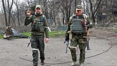 Due separatisti filo-russi della autoproclamata Repubblica di Donetsk fotografati a Mariupol. (15.4.2022)