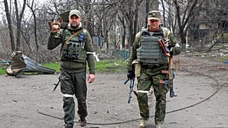 Due separatisti filo-russi della autoproclamata Repubblica di Donetsk fotografati a Mariupol. (15.4.2022)