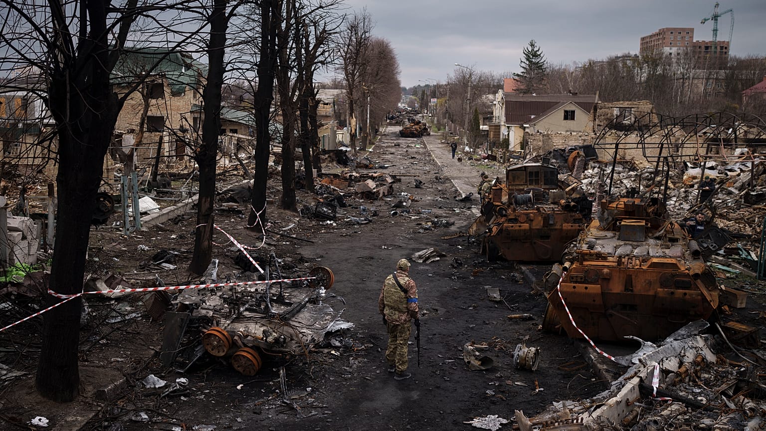 Un militar ucraniano camina entre tanques rusos destruidos en Bucha, en las afueras de Kiev, Ucrania, el 6 de abril de 2022.