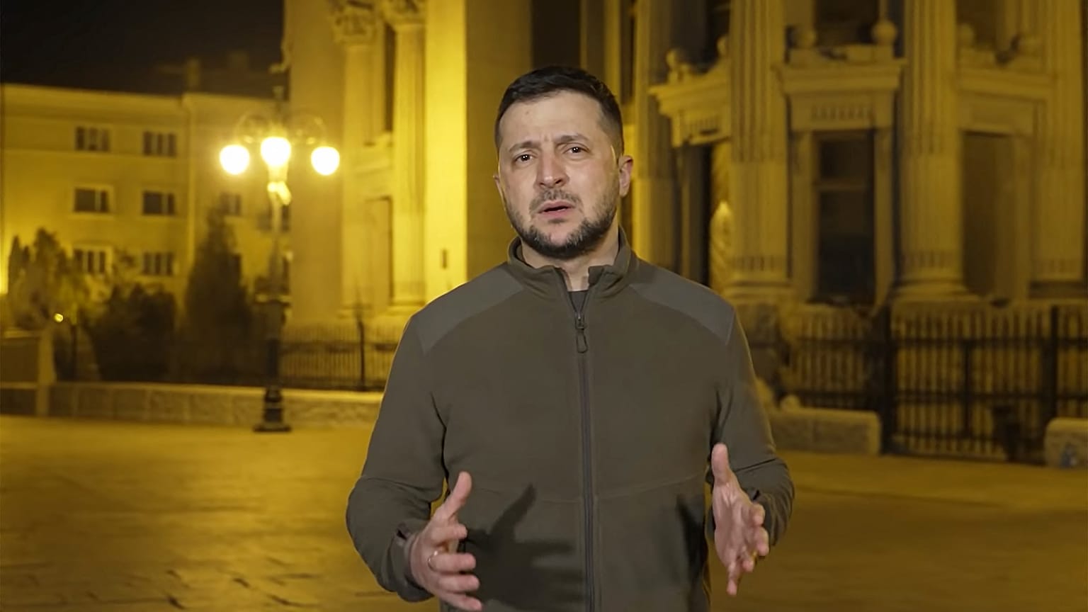 صورة أرشيفية للرئيس الأوكراني فولوديمير زيلينسكي أثناء إدلائه بتصريح بمدينة كييف 19 مارس 2022