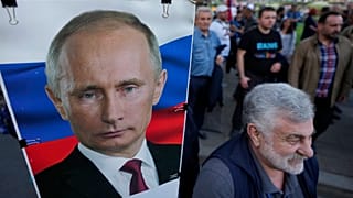 Sırbistan'ın başkenti Belgrad'taki Rusya'ya destek protestosunda Putin posterleri taşındı