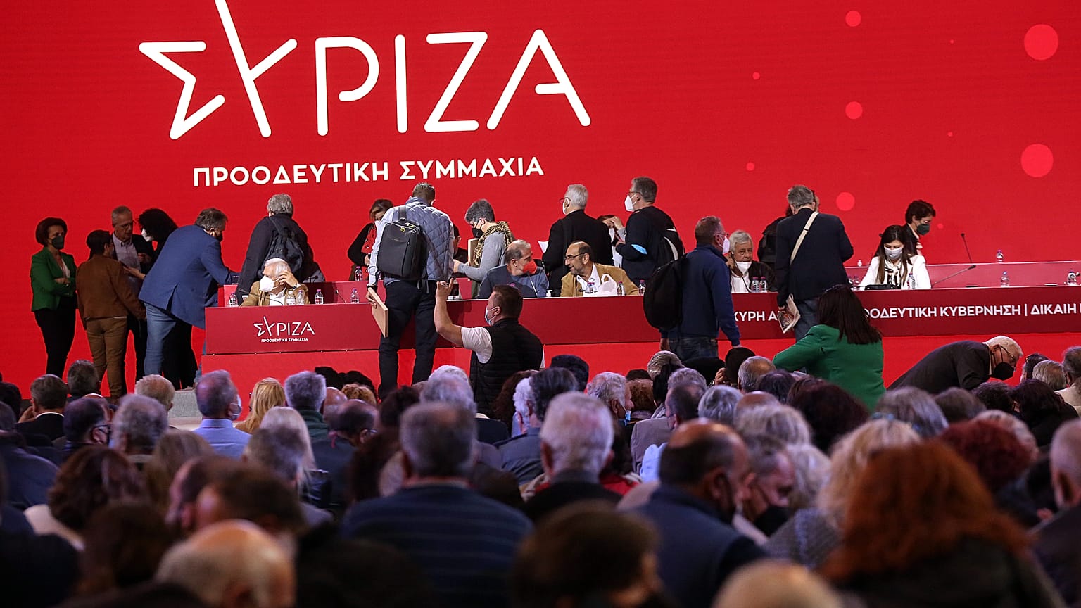 Σύνεδροι στο 3ο συνέδριο του ΣΥΡΙΖΑ - Προοδευτική Συμμαχία, στο γήπεδο του Τάεκ Βον Ντο στο Παλαιό Φάληρο, το Σάββατο 16 Απριλίου 2022