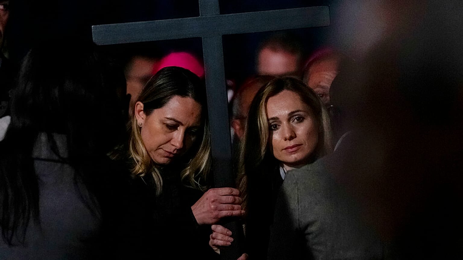 La "doppia croce" di Irina e Albina. (Roma, 15.4.2022)