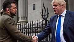 Handschlag zwischen dem britischen Premierminister und dem ukrainischen Präsidenten in Kiew - nach dem Abzug der russischen Truppen aus der Region