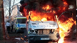 Varios agentes de policía resultaron heridos