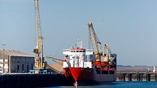 Ρωσικό εμπορικό πλοίο σε λιμάνι της Γαλλίας - φώτο αρχείου