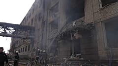 Здание, разрушенное и сгоревшее в результате обстрела Харькова 16 апреля 2022