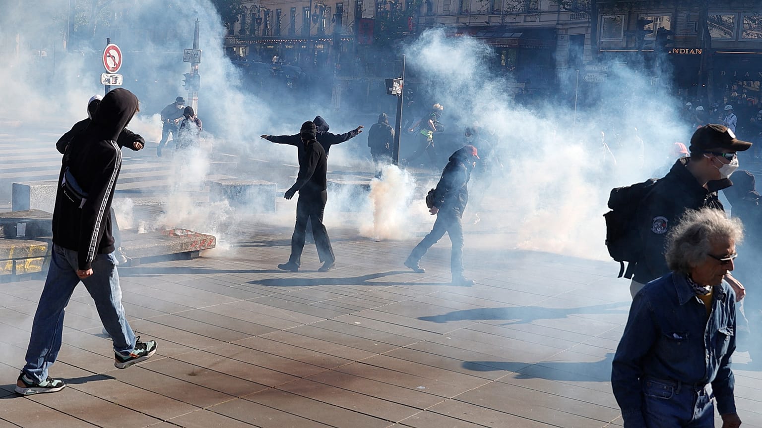 Fransa: Polis, Paris'te aşırı sağ karşıtlarının yürüyüşünde göz yaşartıcı gaz kullandı