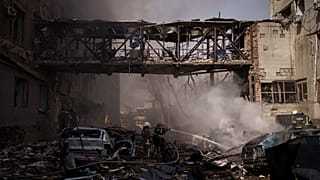 ukrán tűzoltók dolgoznak a romok között
