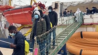 Οι διασωθέντες μετανάστες έφτασαν στη Σικελία
