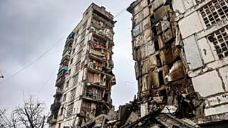 Un edificio dañado durante los combates se observa en Mariúpol, Ucrania, el 13 de abril de 2022.