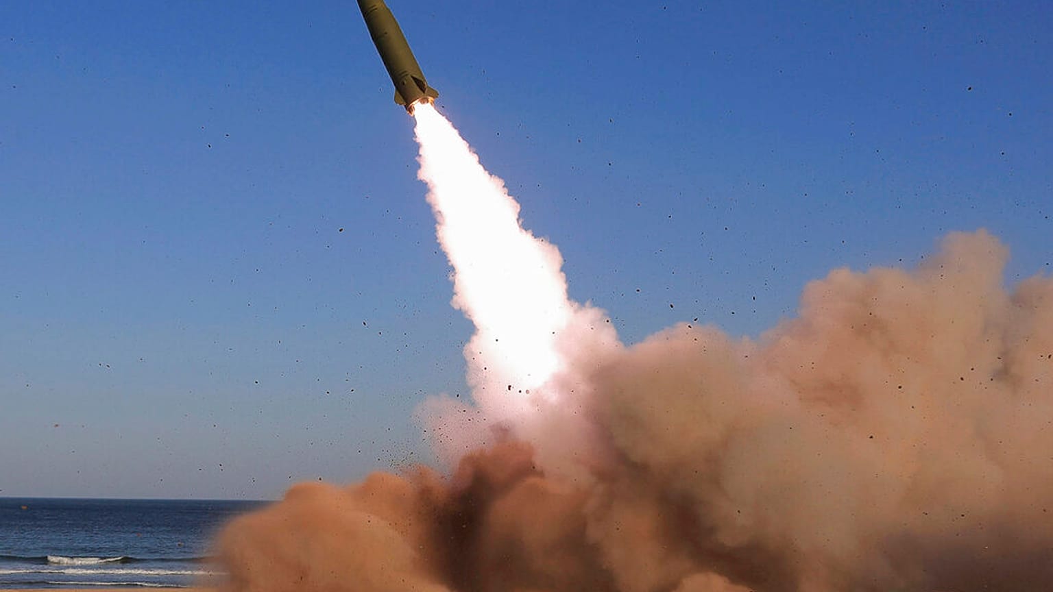 Foto fornita dall'agenzia nord-coreana il 17 aprile 2022, ma senza riferimenti alla data del lancio.