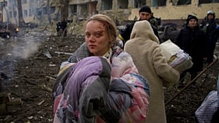 صور لامرأة قرب مستشفى للولادة في مدينة ماريوبول تضرر جراء قصف روسي، أوكرانيا ،9 مارس 2022