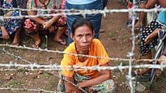  Myanmar'da mahkumların akrabaları Insein Hapishanesi önünde bekliyor, 19 Ekim 2021