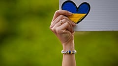 Ein Herz für die Ukraine bei einem Protest gegen den Krieg vor der russischen Botschaft in Bukarest.