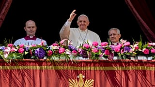 Папа Римский благославляет верующих во время пасхального богослужения на площади Святого Петра в Риме