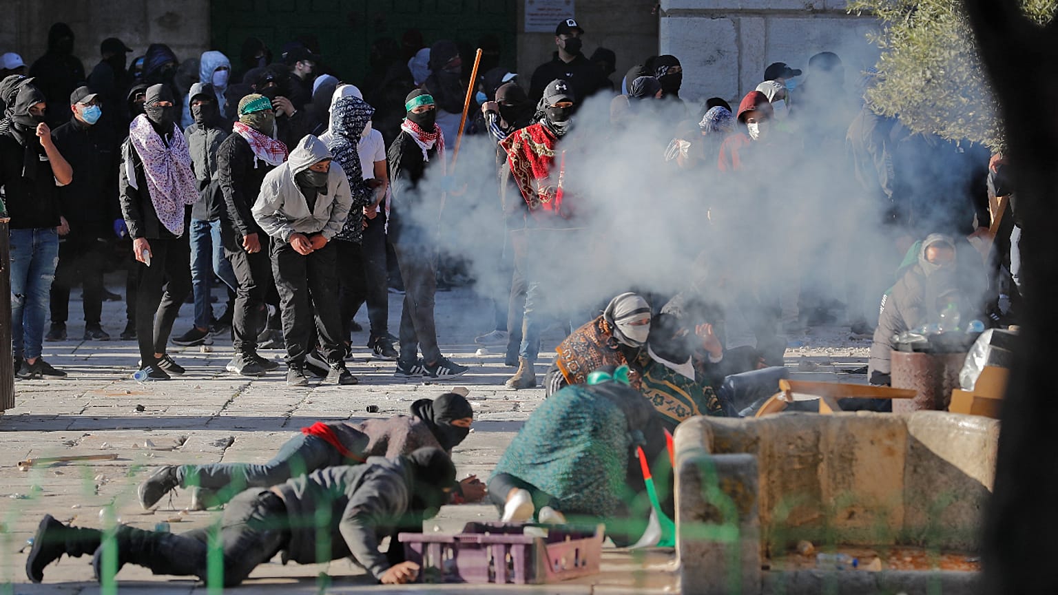 فلسطينيون يشتبكون مع الشرطة الإسرائيلية داخل المسجد الأقصى بالققدس الشرقية 15 أبريل 2022.