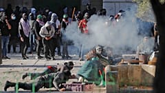 فلسطينيون يشتبكون مع الشرطة الإسرائيلية داخل المسجد الأقصى بالققدس الشرقية 15 أبريل 2022.
