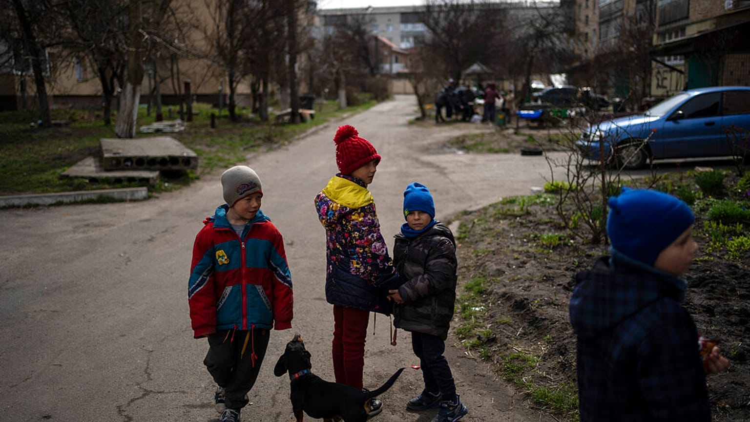 Kinder in Butscha bei Kiew in der Ukraine