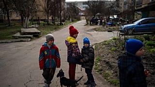 Kinder in Butscha bei Kiew in der Ukraine