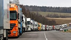 Kilometerlange Schlangen vor den EU-Grenzen zu Belarus 