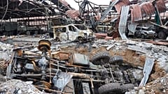 Συντρίμμια στο μεταλλουργικό εργοστάσιο Ίλιτς στη Μαριούπολη που έχει ισοπεδωθεί από τους ρωσικούς βομβαρδισμούς