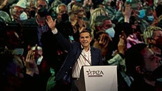 Ο πρόεδρος του ΣΥΡΙΖΑ ΠΣ, Αλέξης Τσίπρας χαιρετάει μετά την ομιλία του στο 3ο συνέδριο του ΣΥΡΙΖΑ - Προοδευτική Συμμαχία, στο γήπεδο του Τάεκ Βον Ντο στο Παλαιό Φάληρο