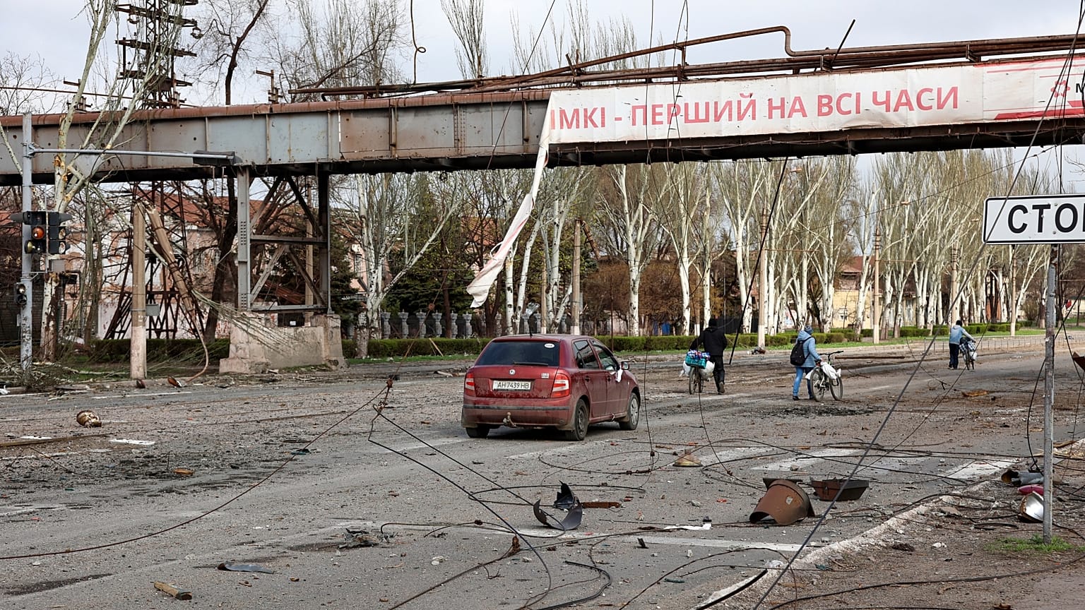 Жители Мариуполя пробираются через зону разрушений, территория завода им. Ильича 