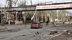 Жители Мариуполя пробираются через зону разрушений, территория завода им. Ильича 