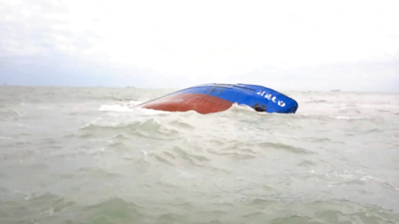 Sinkender Tanker vor der Küste von Tunesien