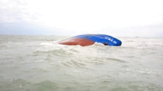 Sinkender Tanker vor der Küste von Tunesien
