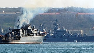 Patrouillenschiff der russischen Marine 'Pytliviy' (L) beim Flaggschiffs der russischen Marine, des Raketenkreuzers 'Moskva' ARCHIV 2014