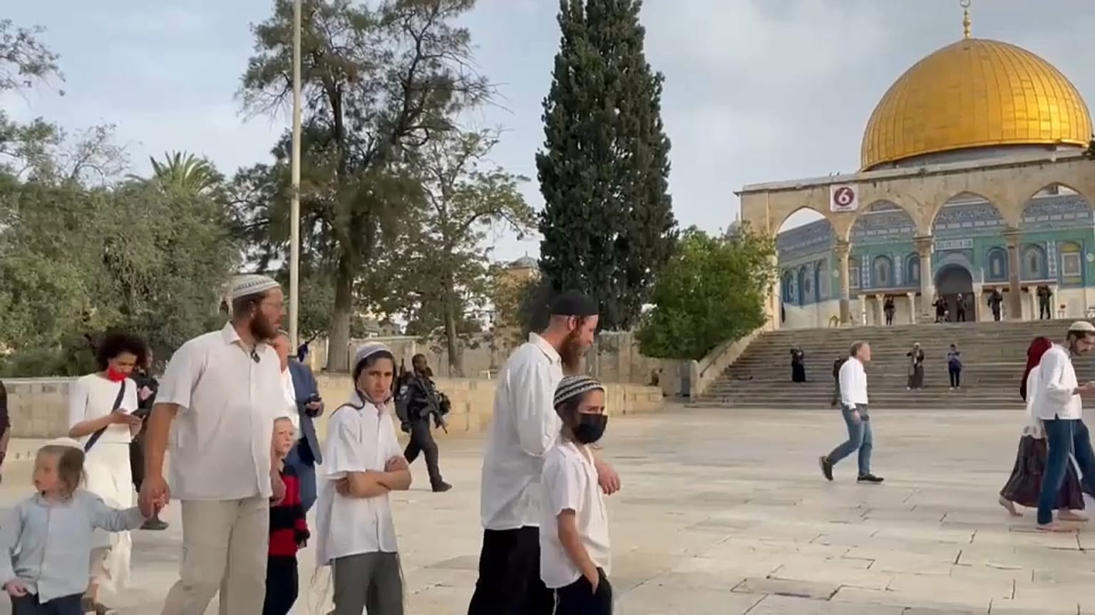 مستوطنون إسرائليون يقتحمون باحات المسجد الأقصى في القدس.