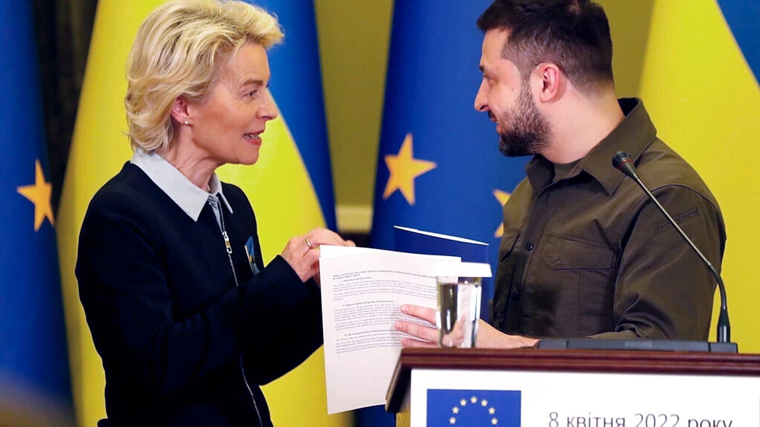 Von der Leyen és Zelenszkij a kérdőív átnyújtásakor