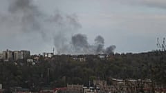 Grosse colonne di fumo si sono alzate a Leopoli dopo il bombardamento