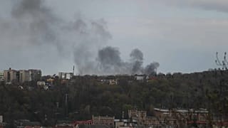 Grosse colonne di fumo si sono alzate a Leopoli dopo il bombardamento