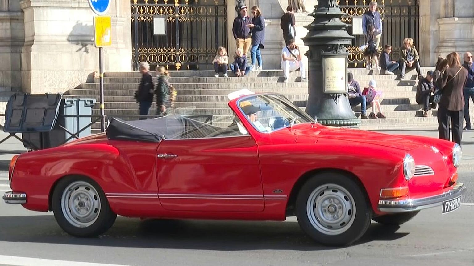 موكب للسيارات القديمة في باريس. 