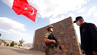Eski Milli Savunma Bakanı Hulusi Akar, Irak sınırında.