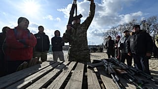 Un soldat avec une arme