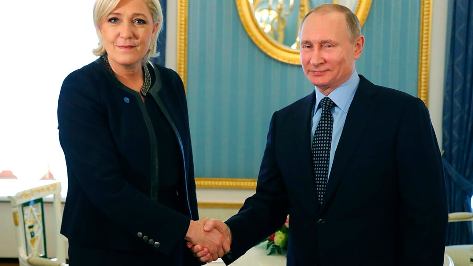 El presidente ruso Vladimir Putin, a la derecha, estrecha la mano de la candidata presidencial francesa de extrema derecha Marine Le Pen, en el Kremlin en Moscú en 2017 