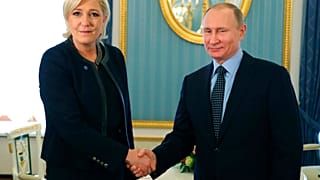 El presidente ruso Vladimir Putin, a la derecha, estrecha la mano de la candidata presidencial francesa de extrema derecha Marine Le Pen, en el Kremlin en Moscú en 2017