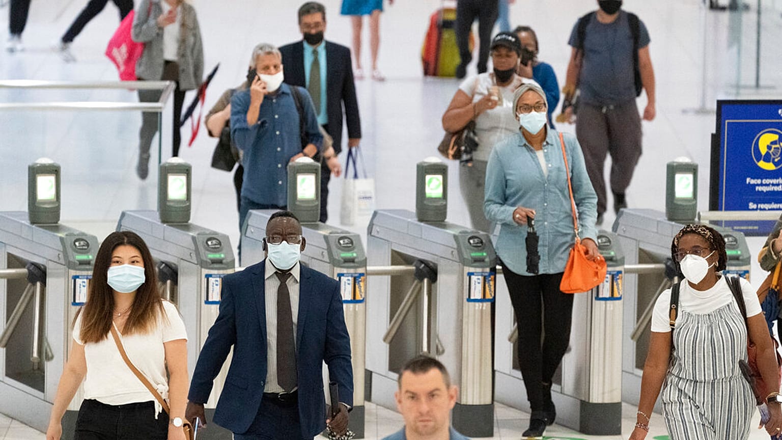 Πολίτες στην είσοδο τυο World Trade Center της Νέας Υόρκης