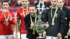 صورة من الارشيف- احتفال لاعبي الأهلي بكأس الأبطال عقب مباراة كأس السوبر لكرة القدم بين الأهلي المصري والرجاء المغربي ، ملعب أحمد بن علي، الريان- قطر 
